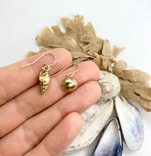 Load image into Gallery viewer, Mismatched Gold Shell Earrings

